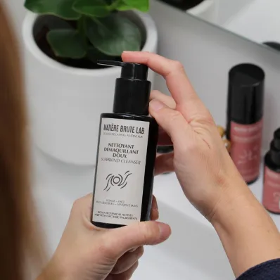 Soin Nettoyant et D&eacute;maquillant Doux - Peaux sensibles. Nettoie, d&eacute;maquille, nourrit.