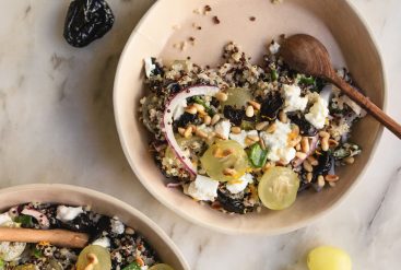 Salade de quinoa, raisin vert, pruneau, feta et pignon de pin...