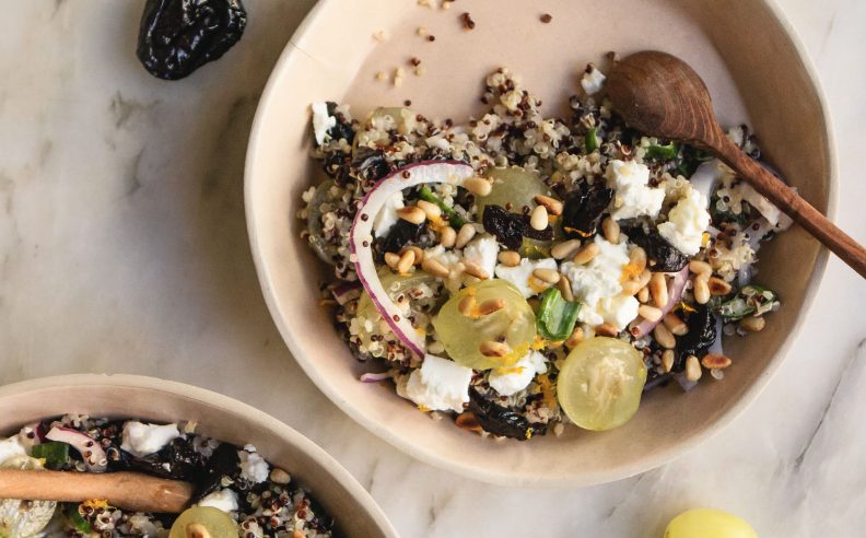 Salade de quinoa, raisin vert, pruneau, feta et pignon de pin...