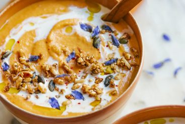 Velouté de carotte au tahini, granola salé, fleur de bleuet