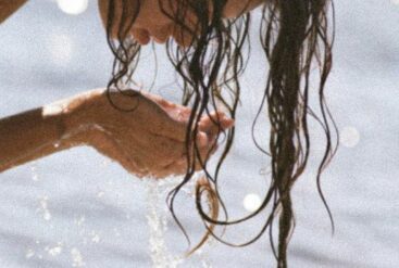 Femme se nettoyant le visage avec de l'eau pure plutôt qu'avec de l'eau micellaire