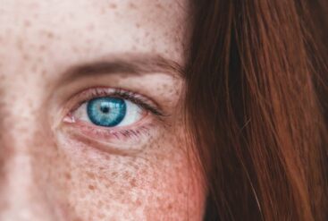 partie du visage d'une femme sur laquelle on aperçoit un oeil bleu et des poches sous les yeux