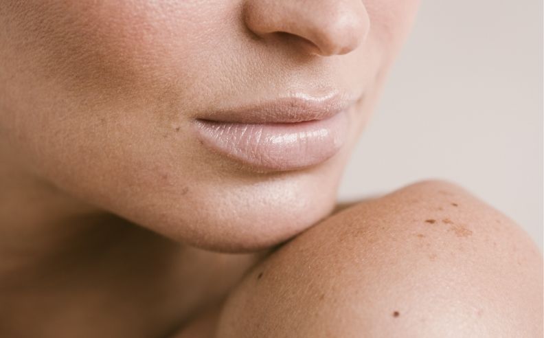 Un zoom brut sur la peau d'une jeune femme