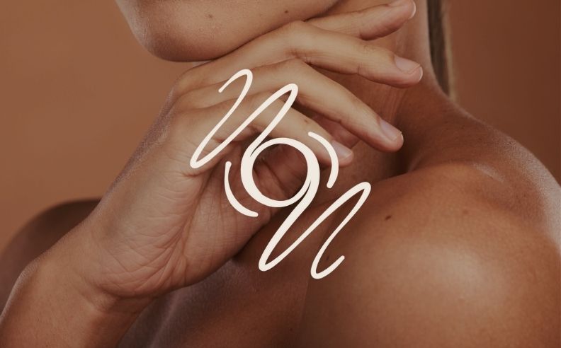 Zoom brut sur la peau d'une jeune femme et le pictogramme exfolier