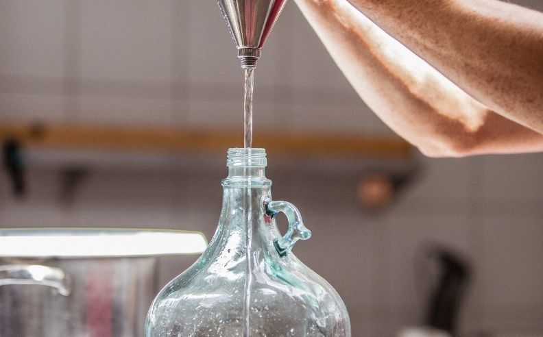 Zoom brut sur la distillation d'eau florale