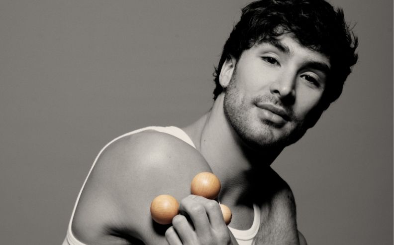 Photo de Guillaume Cizeron utilisant le boulado corps
