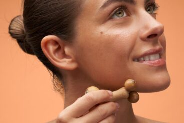 Une jeune femme utilisant le boulado visage matière brute lab