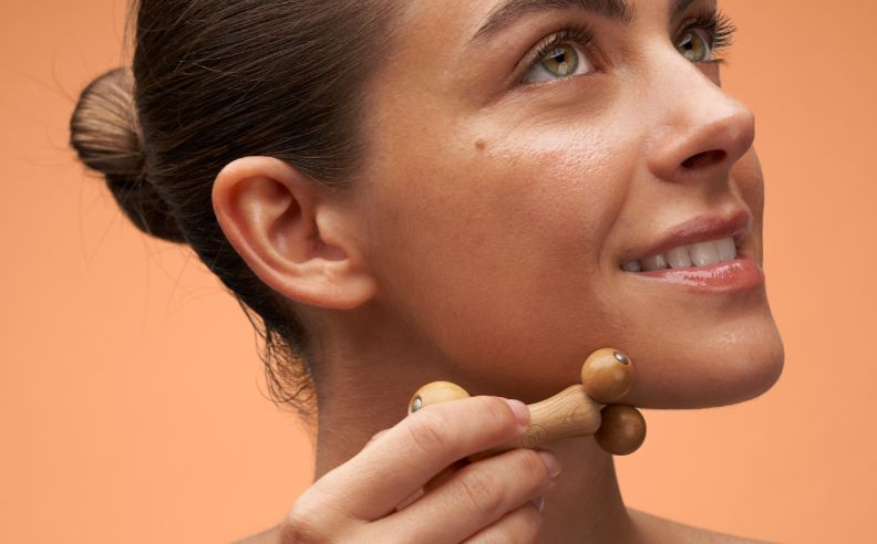 Une jeune femme utilisant le boulado visage matière brute lab