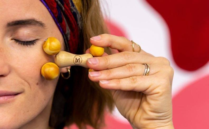 Zoom sur le visage d'Annabelle qui fait du yoga du visage