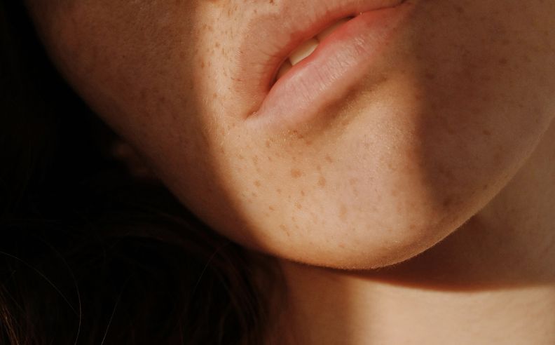 Zoom brut sur le menton d'une femme