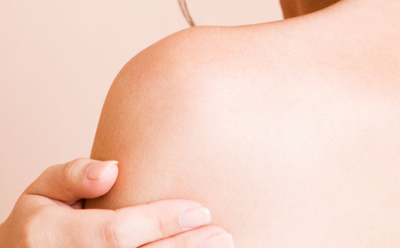 Zoom brut sur l'épaule d'une femme