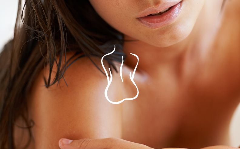 Zoom sur le buste et l'épaule d'une femme