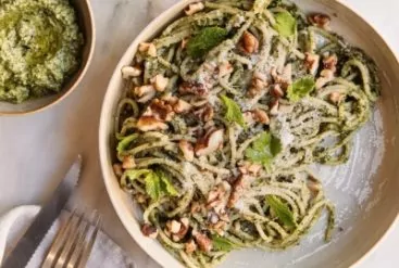 Spaghettis au pesto vert aux herbes, noix et parmesan, huile de carthame