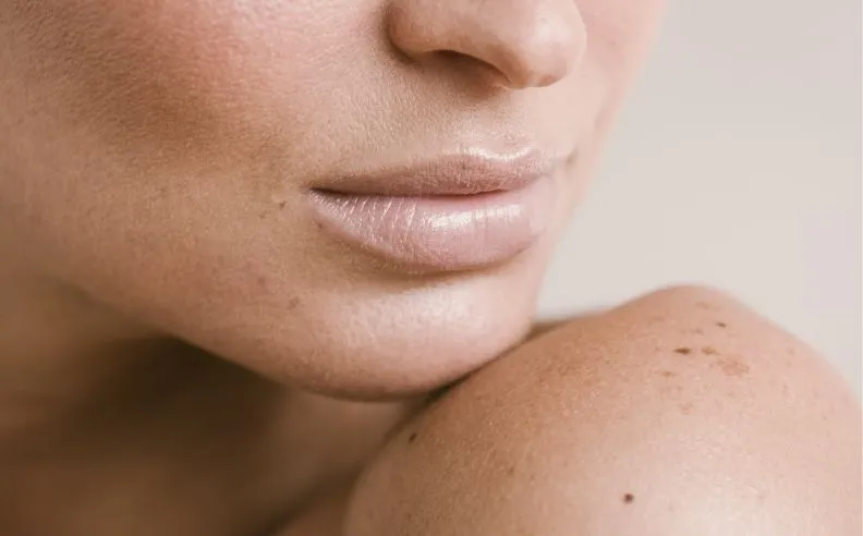 Un zoom brut sur la peau d'une jeune femme