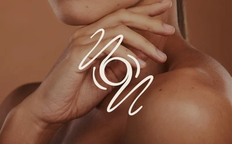 Zoom brut sur la peau d'une jeune femme et le pictogramme exfolier