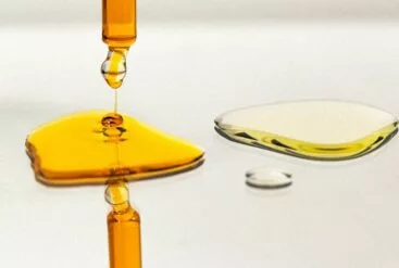 Deux gouttes d'huiles végétales utilisées comme antiride naturel
