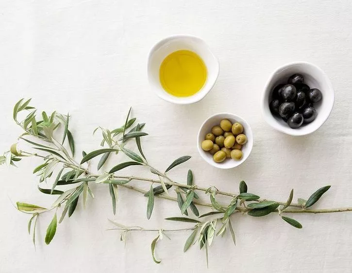 Top 4 des bienfaits de l'huile d'olive sur la peau : Femme
