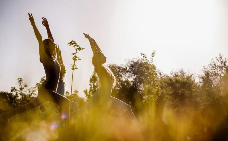 Photo de femmes qui font du yoga en plein air