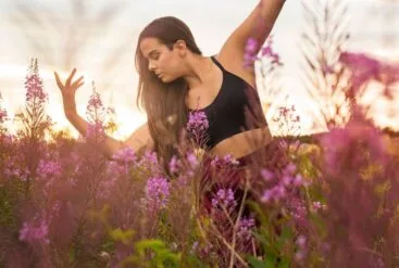 Photo d'une femme qui fait du yoga en plein air