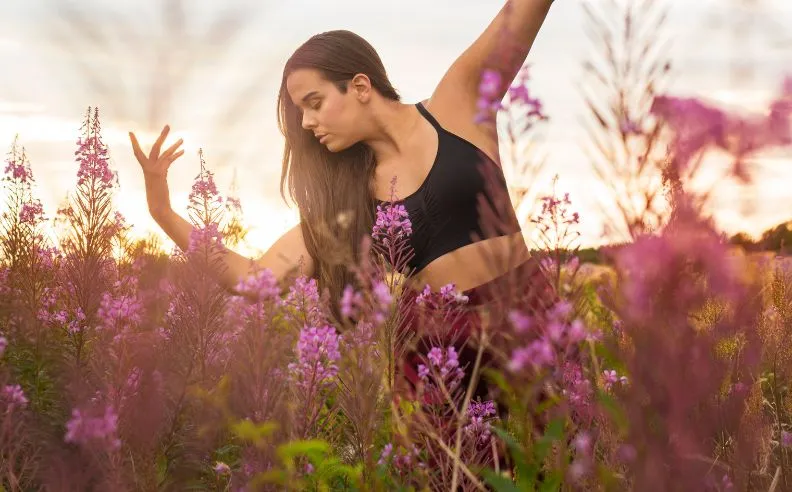 Photo d'une femme qui fait du yoga en plein air