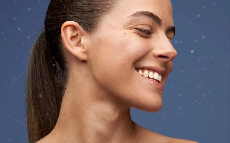Zoom brut sur un visage souriant