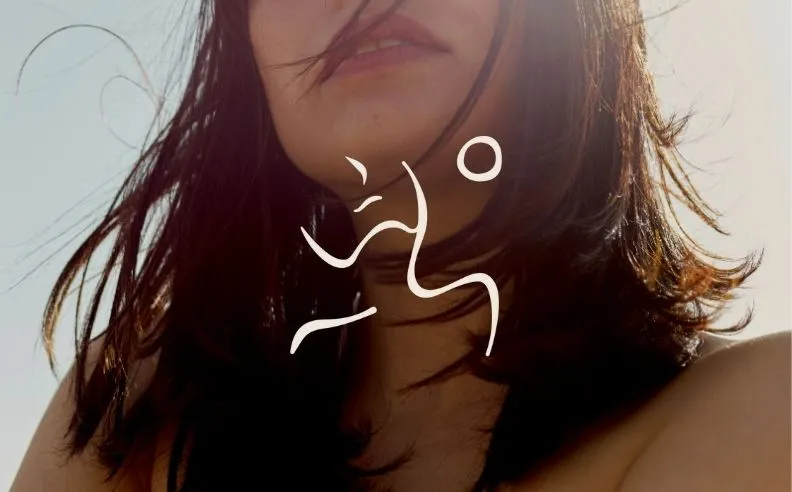 Zoom brut sur la peau d'une femme et le pictogramme visage