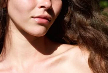 Zoom brut sur la clavicule d'une jeune femme