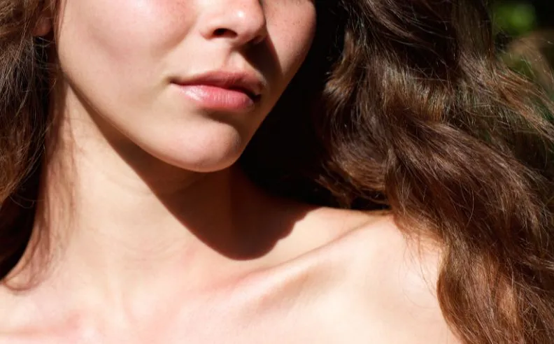 Zoom brut sur la clavicule d'une jeune femme