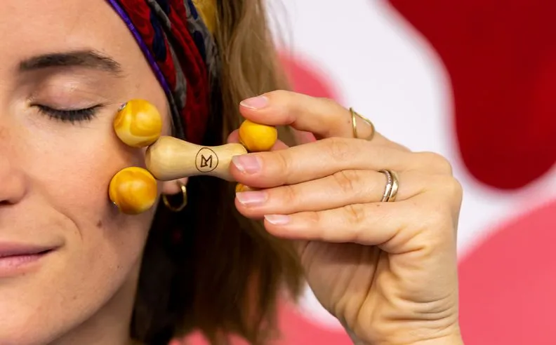 Zoom sur le visage d'Annabelle qui fait du yoga du visage