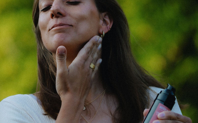 Zoom sur le visage heureux d'une femme qui s'applique la crème régénérante Matière Brute Lab