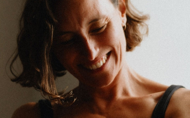 Zoom sur le visage ombragé et souriant d'une femme