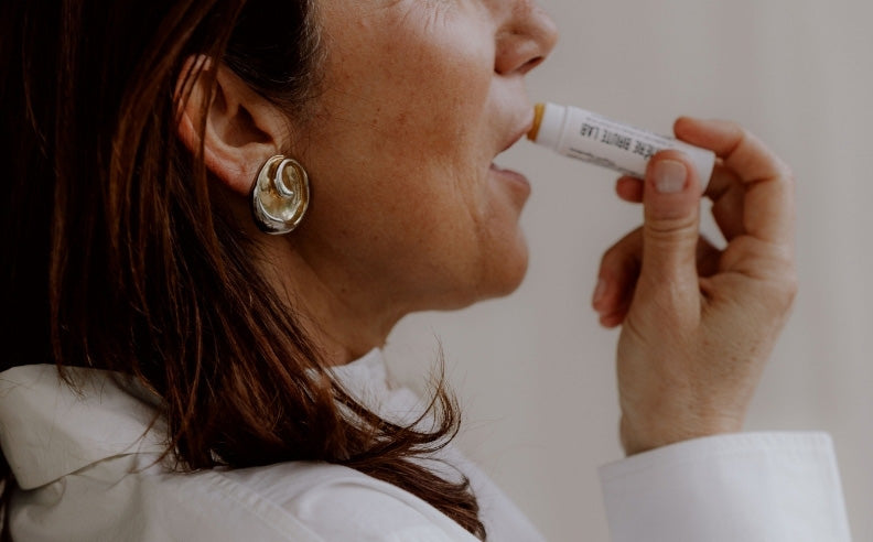 Zoom sur les lèvres d'une femme qui s'applique le stick à lèvres nourrissant Matière Brute Lab