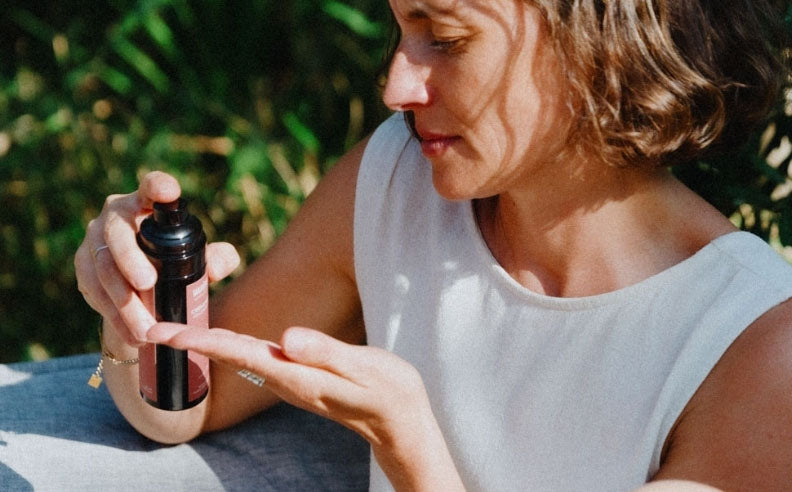 Zoom sur une femme qui s'apprête à appliquer la crème régénérante Matière Brute Lab