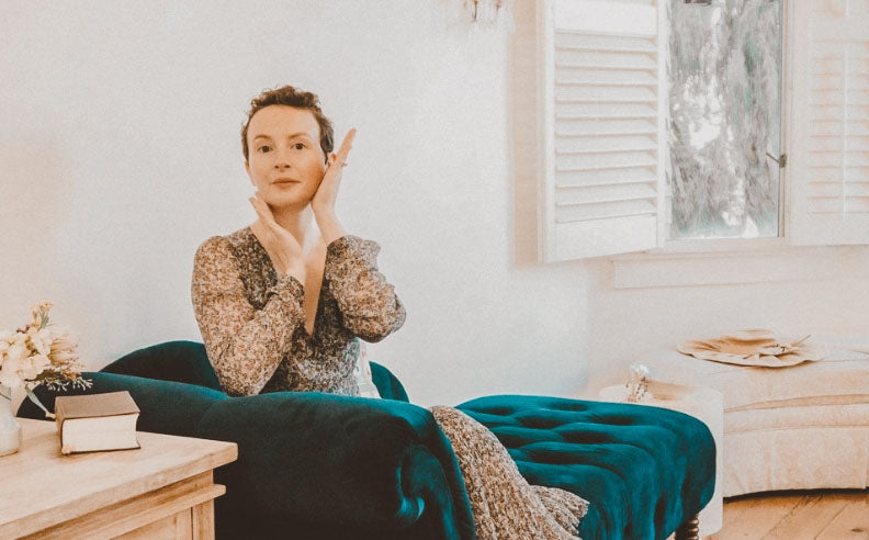 Photo de Anne Caroline qui fait du yoga du visage