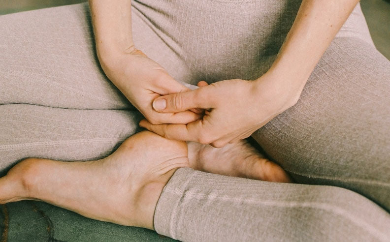 Zoom sur la position en tailleur d'une femme