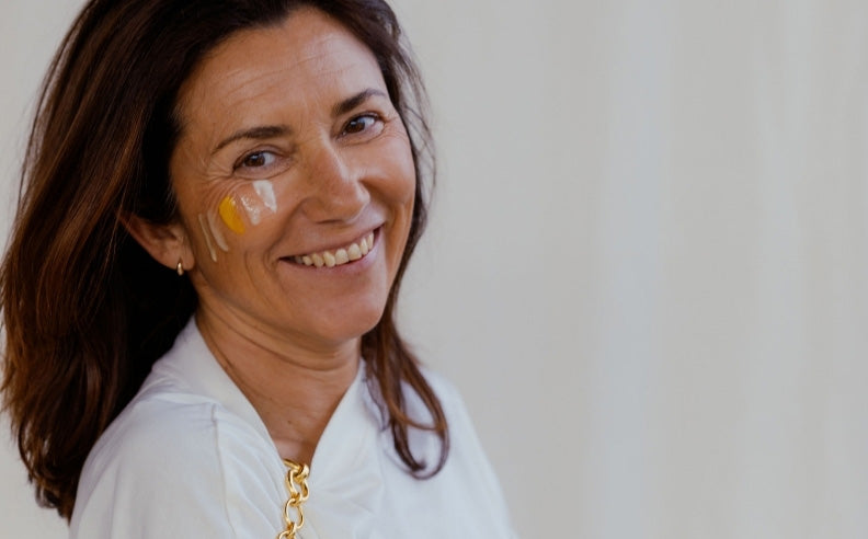 Zoom sur le visage rayonnant d'une femme avec les 4 crèmes Matière Brute Lab sur sa joue