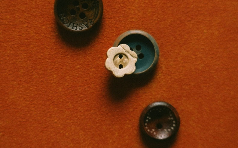 Zoom sur des boutons pour vêtements