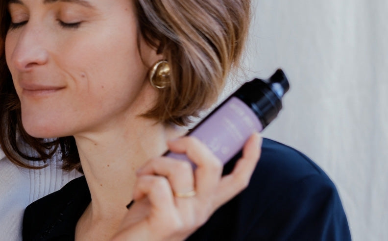 Zoom sur le visage apaisé d'une femme et la crème glow