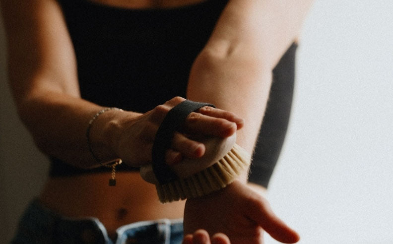 Zoom sur le bras d'une femme lors de son brossage à sec
