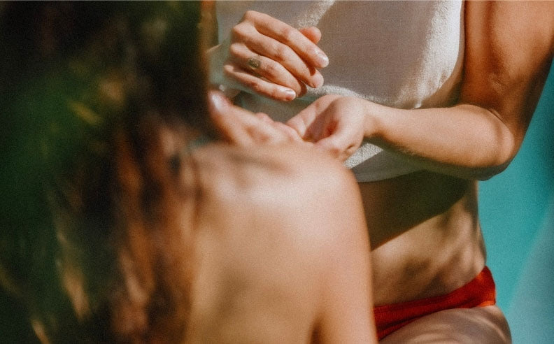 Zoom sur la peau de deux femmes