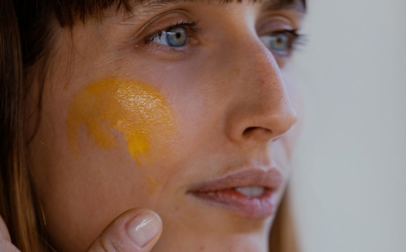 Zoom sur la peau d'une femme avec la crème glow