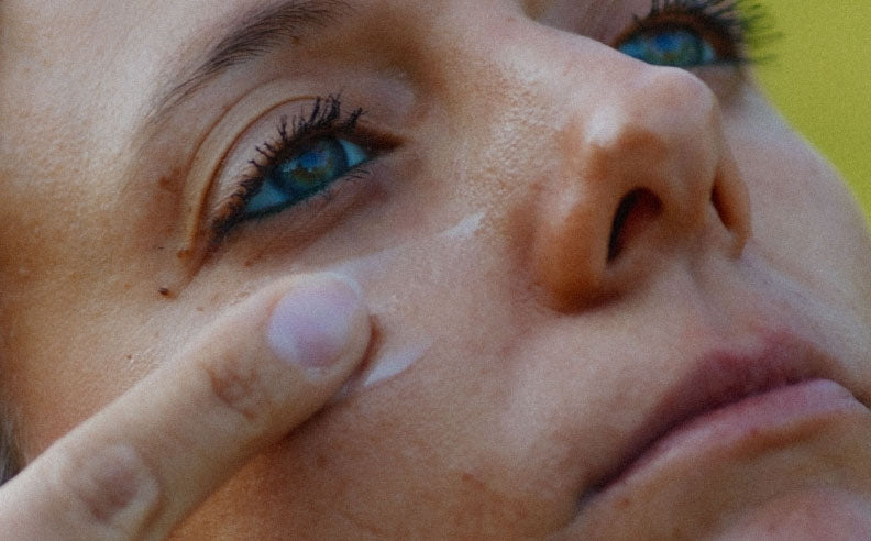 Zoom sur la pommette d'une femme qui s'applique la crème régénérante