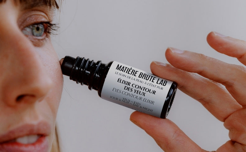 Zoom sur une femme qui s'applique l'élixir contour des yeux