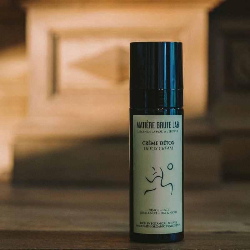 Crème Visage Détox purifie la peau, rééquilibre les peaux mixtes à grasses.

Une concentration à 100% d'actifs pour prendre soin efficacement et en douceur des peaux à imperfections.

Sans additif, sans parfum, sans huile essentielle, sans conservateur. 99,5% d'ingrédients Bio