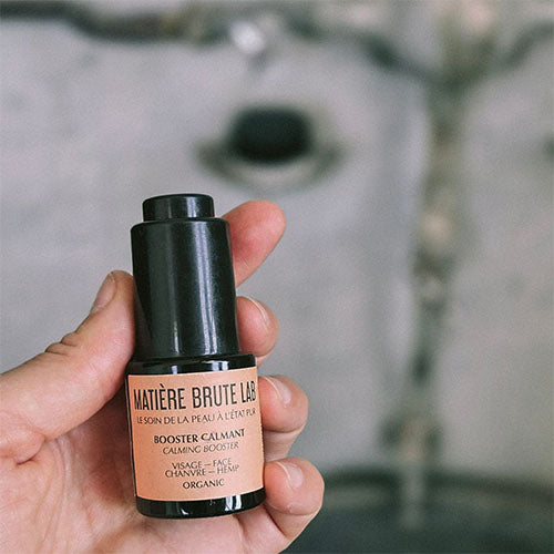 Sérum biologique Calmant à l'huile de Chanvre, exceptionnellement riche en oméga 3 et 6, calme les rougeurs, équilibre la production de sébum et assouplit la peau.
Sans additif, sans parfum, sans huile essentielle, sans conservateur. Ingrédient 100% biologique et français.