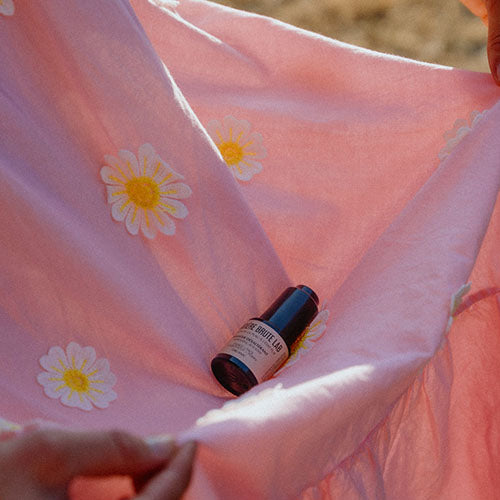 Sérum bio Désaltérant aide la peau à conserver son eau et à préserver sa fraîcheur, notamment lors de périodes de chaleur.
le coquelicot révèle ses vertus hydratantes et apaisantes sous forme d'extrait macérât bio, particulièrement apprécié des peaux sèches et déshydratées.