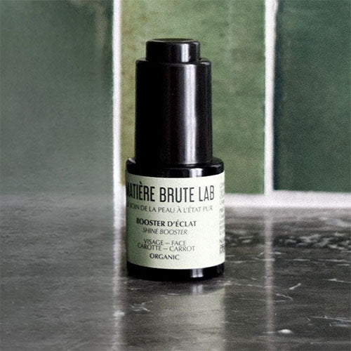 Sérum bio Booster d'Eclat apporte bonne mine à la peau, un teint hâlé naturel et prolongé, protège contre les radicaux libres et unifie le teint.
Riche en bêta-carotène, l'huile de Carotte révèle ses vertus illuminatrices sous forme d'extrait macérât bio, particulièrement apprécié des peaux ternes et en manque d'éclat.