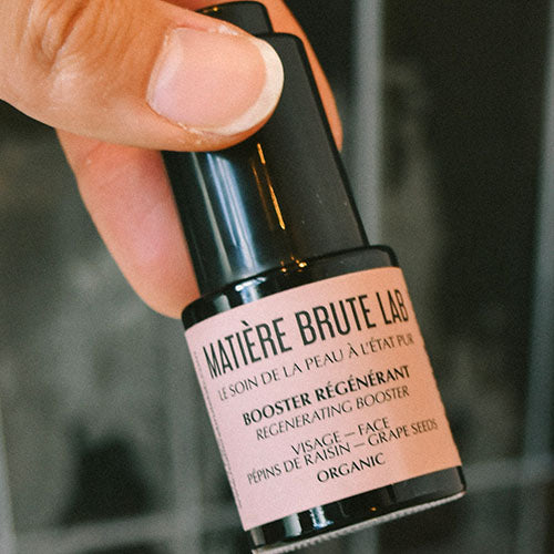 Sérum bio visage Régénérant contribue à renouveler les cellules, préserver la vitalité cutanée, agit comme antioxydant puissant.
 une huile d'exception pour les peaux matures.
Sans additif, sans parfum, sans huile essentielle, sans conservateur. Ingrédient 100% biologique et français.