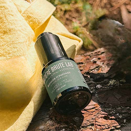 Sérum biologique Tonifiant au macérât huileux de Pâquerette est l'actif tonifiant naturel de référence.
Riche en saponines triterpéniques, il est reconnu pour soutenir l'élasticité cutanée et aider à lutter contre le relâchement.