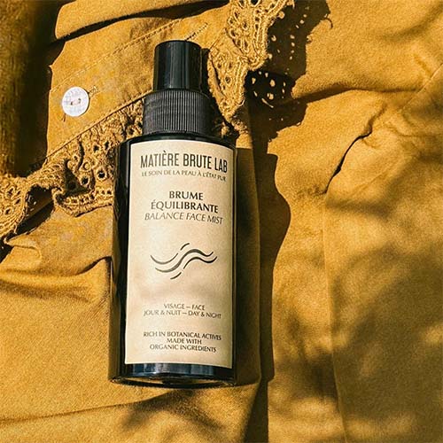Brume Visage Equilibrante est un geste de fraicheur instantanée pour rééquilibrer, purifier et révéler l'éclat naturel de tous les types de peau avec hydrolats
